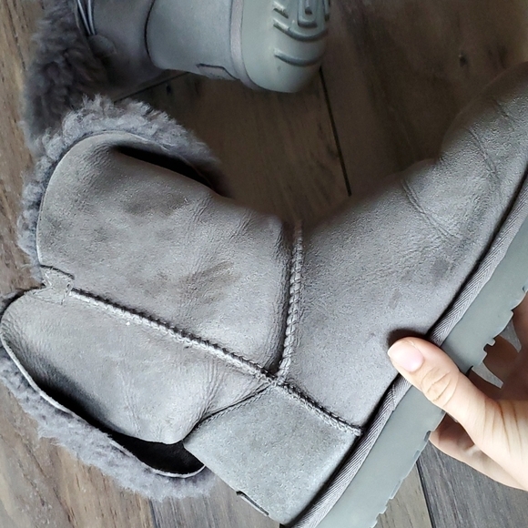 Ugg Women Bailey Button II Booties Sheepskin shoes sz 8 - Picture 15 of 16